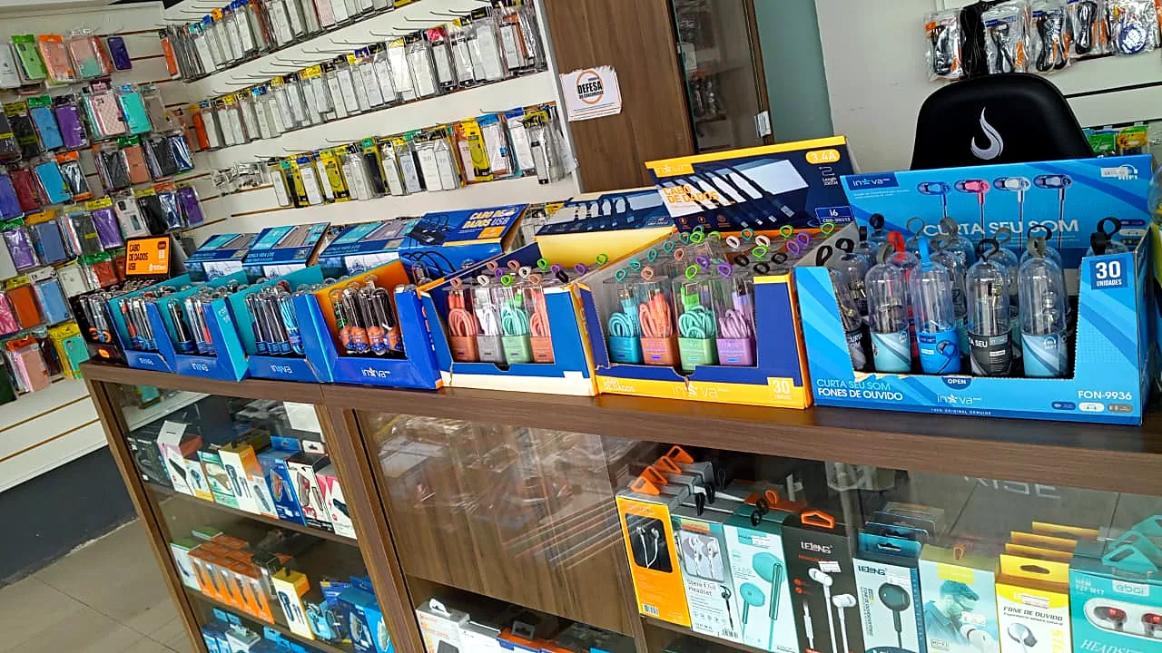 Displays com cabos de dados USB coloridos e fones com fio no balcão