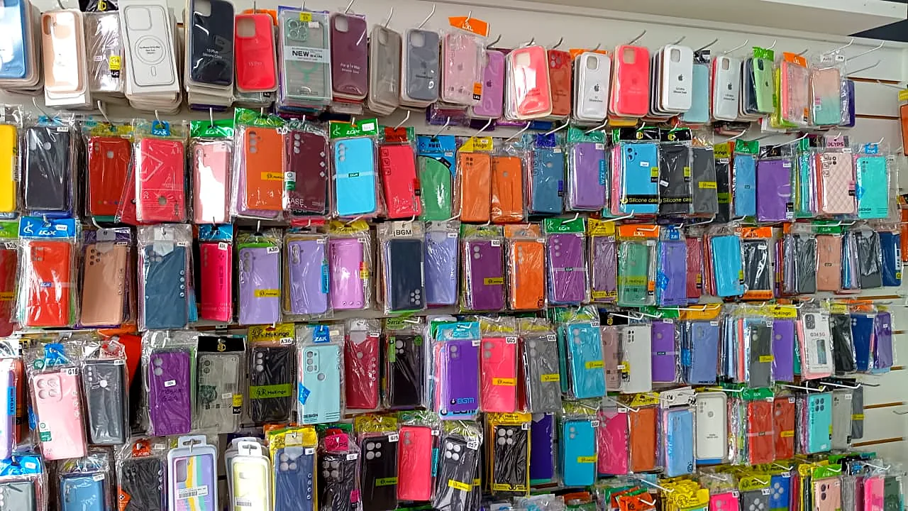 Parede com dezenas de capas de celular coloridas penduradas