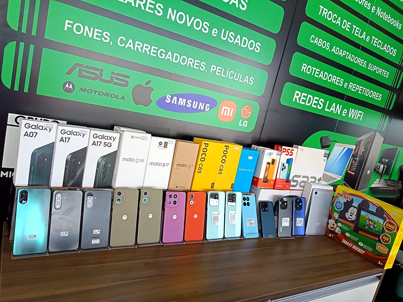Vitrine da Infotech com caixas e aparelhos Samsung Galaxy, Motorola moto g e Xiaomi POCO enfileirados no balcão