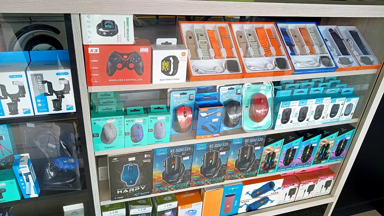 Vitrine com smartwatches, controle de videogame sem fio e mouses gamer