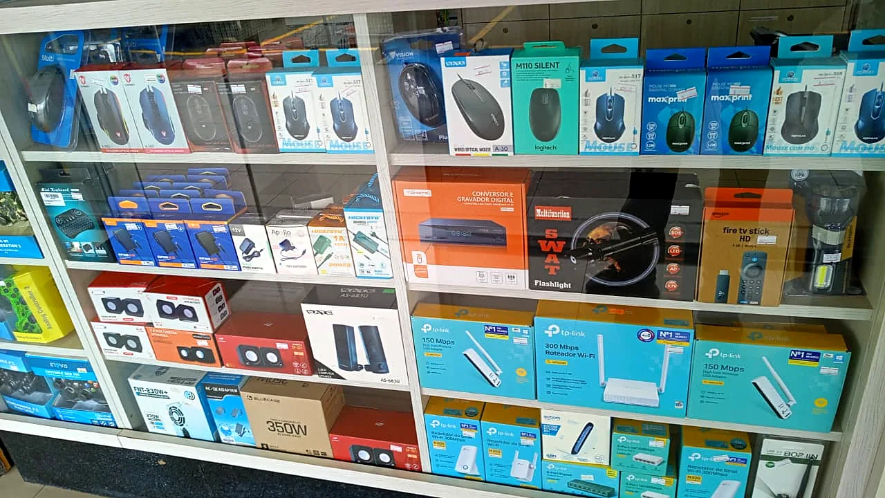 Vitrine com mouses, roteadores TP-Link, conversor digital e Fire TV Stick
