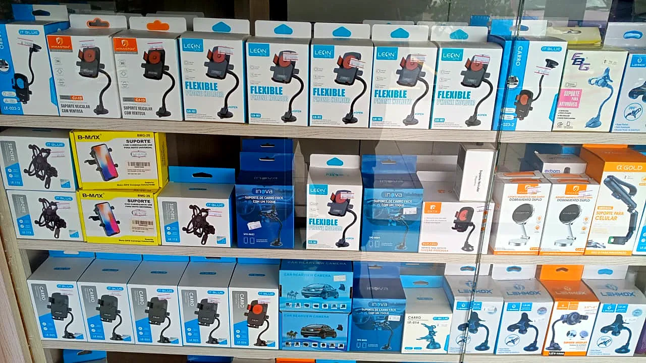 Prateleira de suportes veiculares para celular de várias marcas